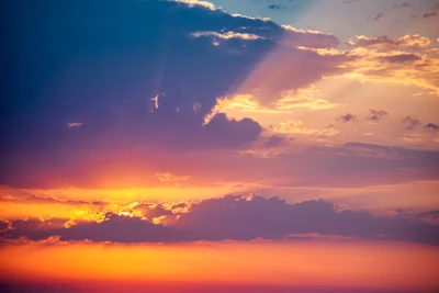 Atardecer dramático con nubes coloridas y rayos de sol