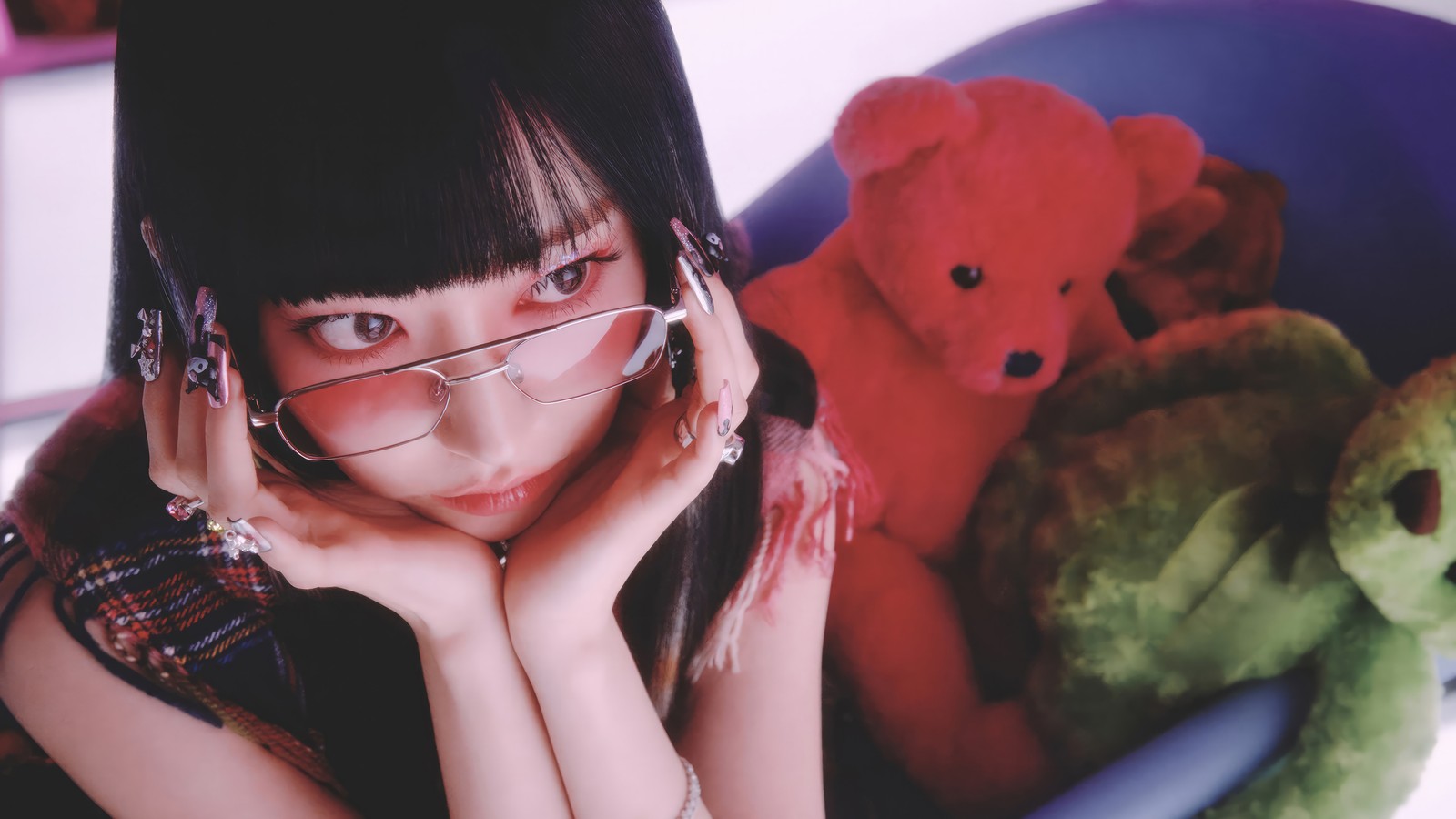 Una niña asiática africana con gafas y ositos de peluche (sakura, 사쿠라 咲良, miyawaki sakura, 宮脇 咲良, le sserafim)