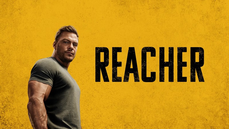 Мужчина стоит перед желтой стеной с надписью preacher (ричер, сериал, алан ричсон, alan ritchson, желтый фон)