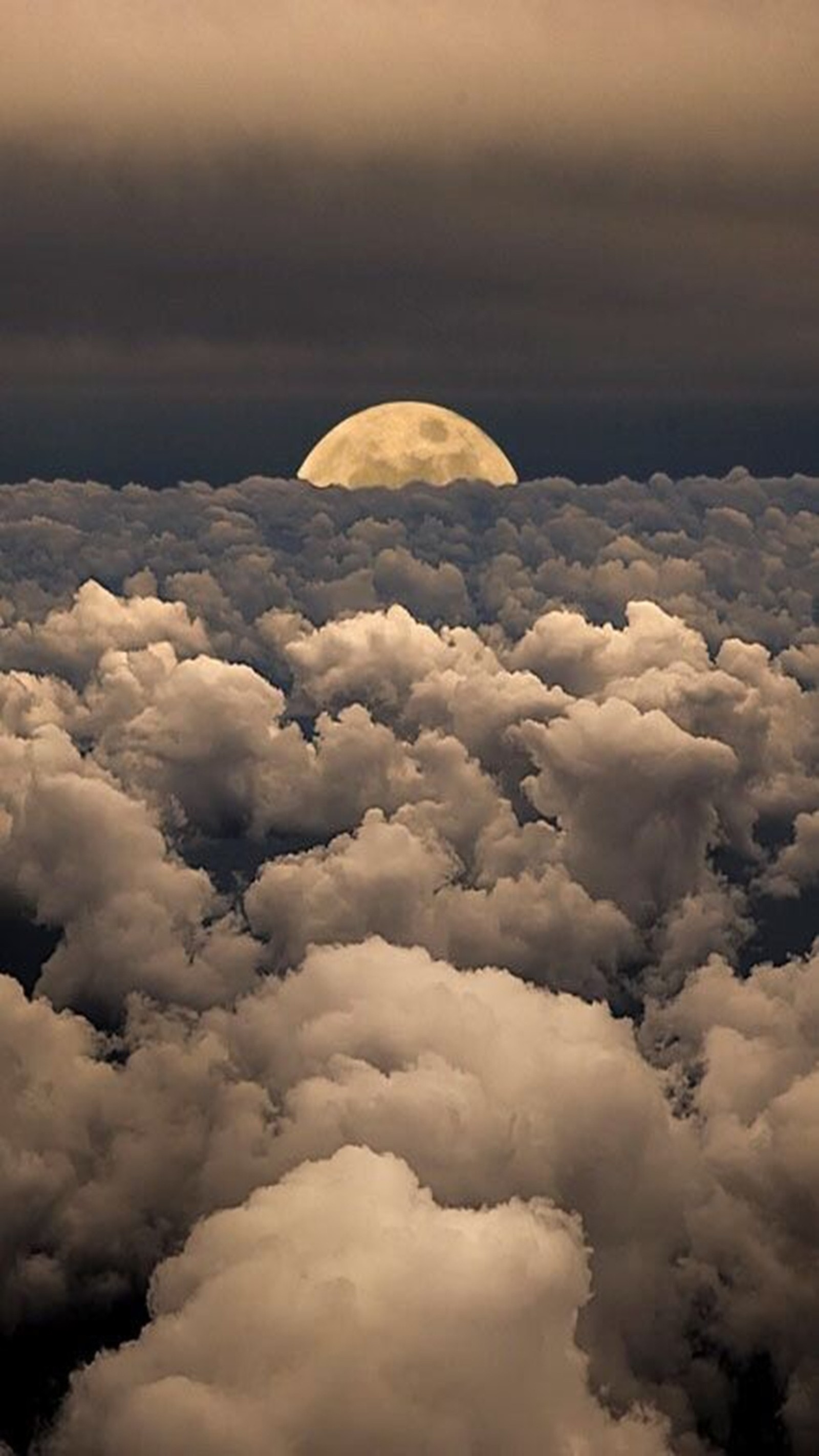 Vue aérienne d'une pleine lune se levant au-dessus d'un ciel nuageux (pleine lune, mer)