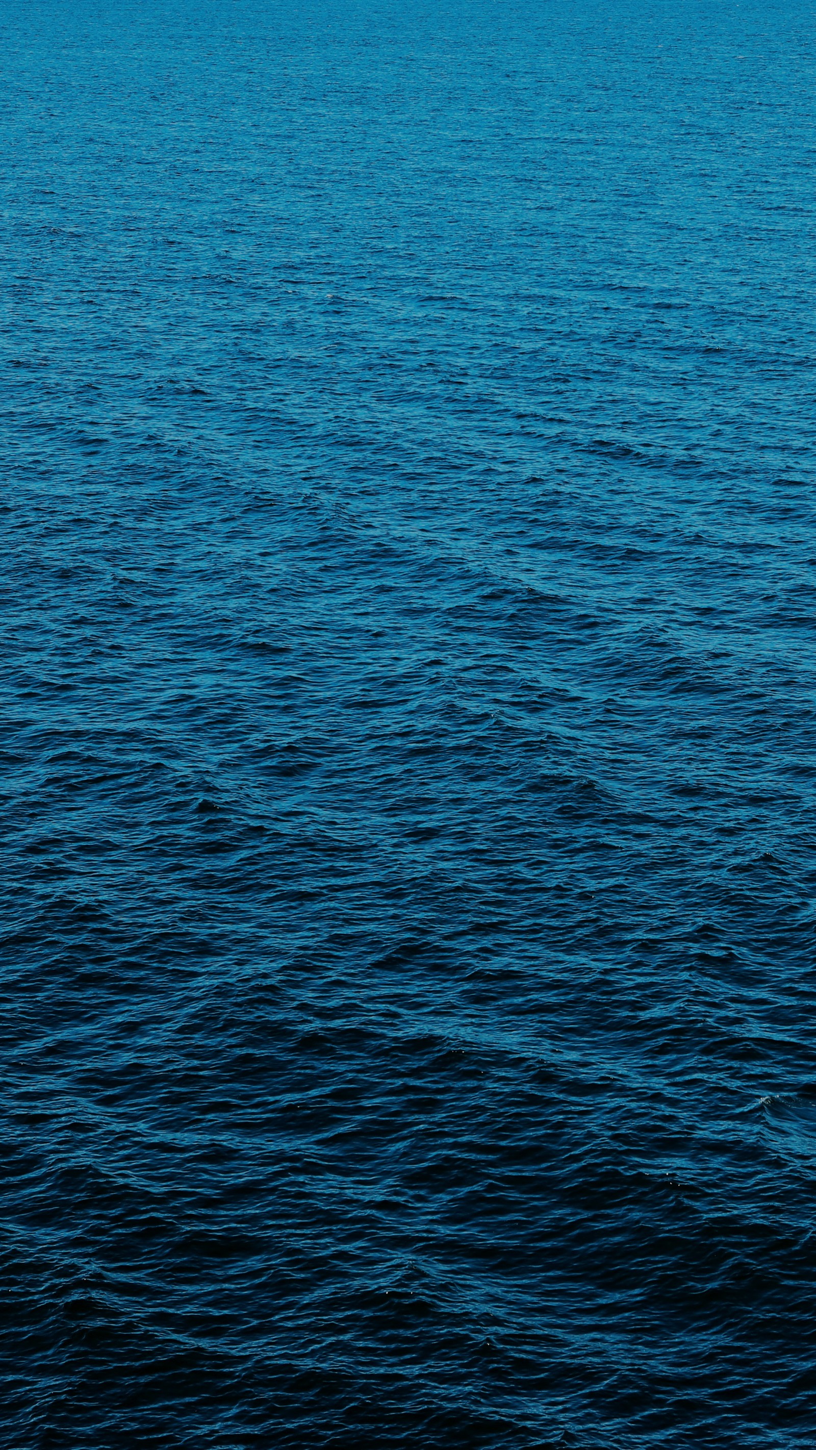 Il y a un petit bateau flottant au milieu de l'océan (bleu, propre, hd, océan, photo)