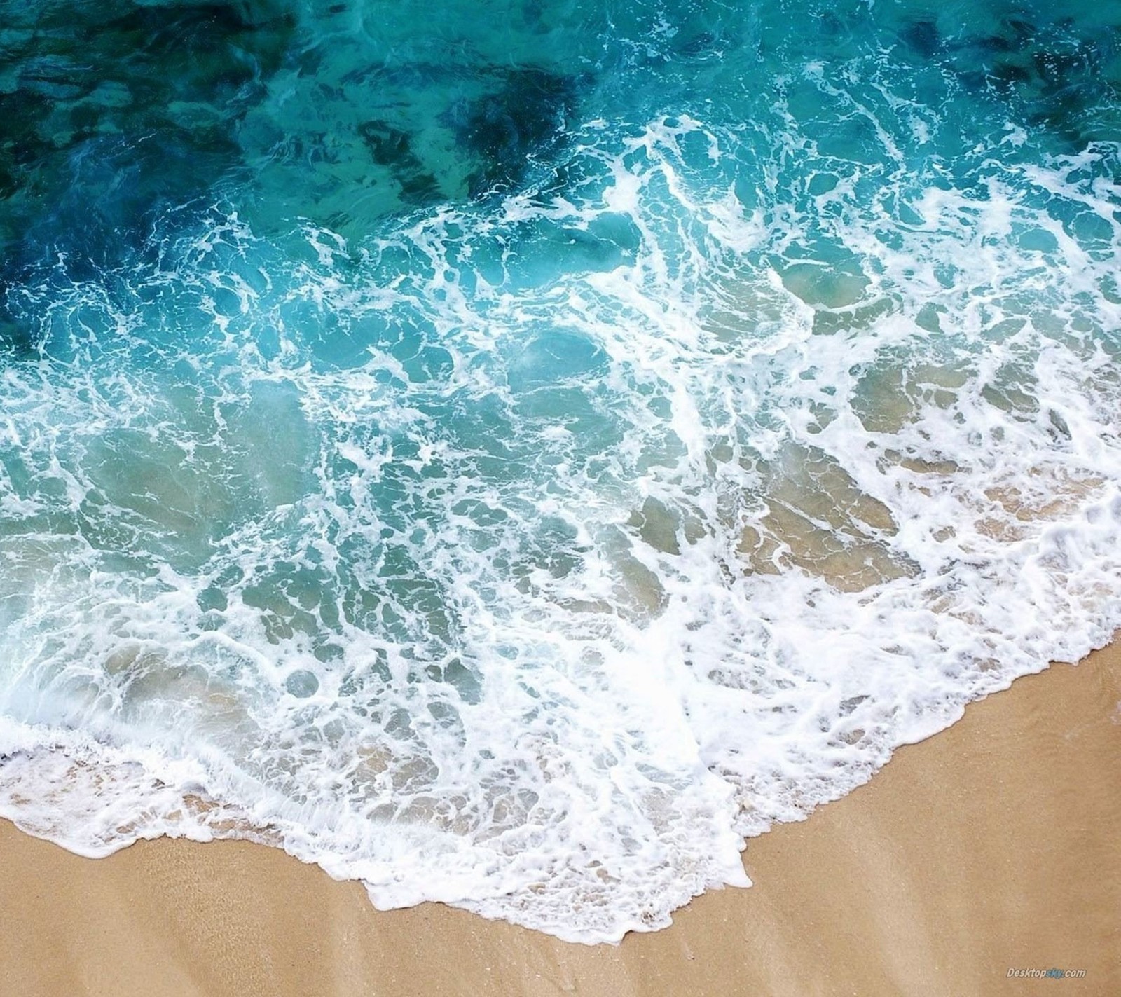 Vue aérienne d'une plage avec une vague qui arrive sur le rivage (plage, bleu, nature, blanc)