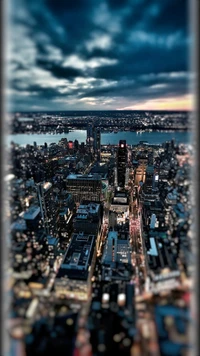 Paysage urbain coloré sous des nuages sombres