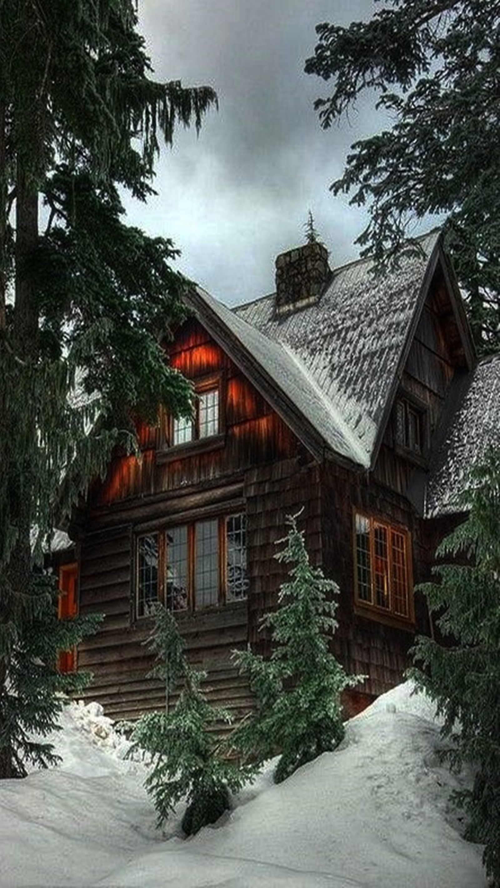 There is a cabin with a snow covered roof and a snow covered roof (house, winter)