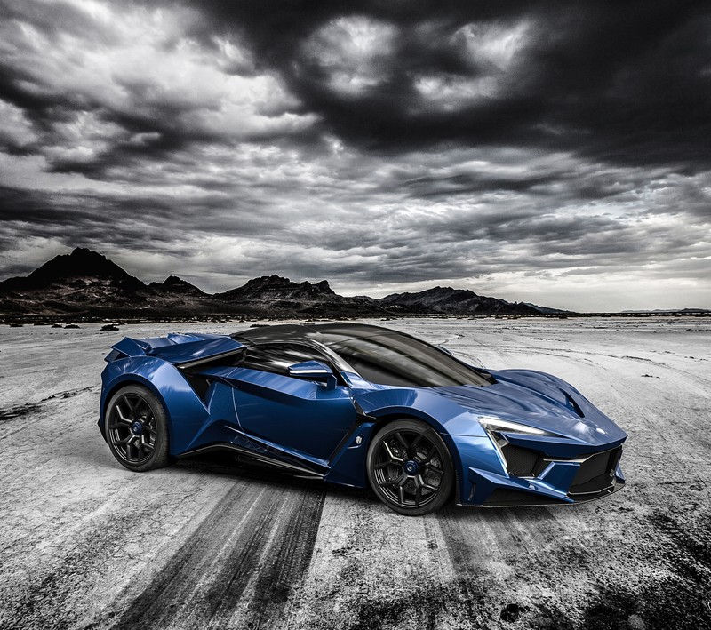 Un primer plano de un coche deportivo azul en una carretera desértica (fenyr, fenyr supersport, lykan, lykan fenyr, supercoche)