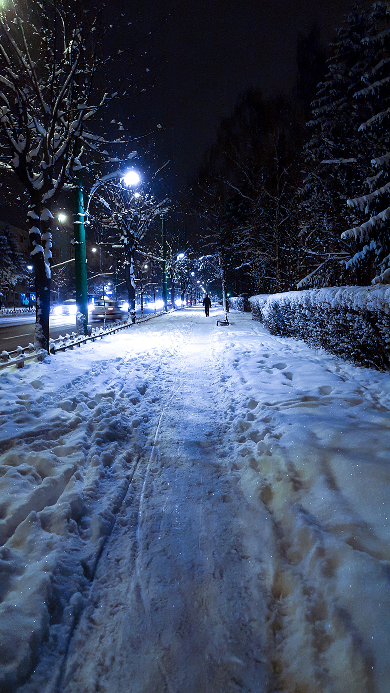 Camino nevado con personas caminando sobre él por la noche (brasov, frío, ligero, noche, camino)