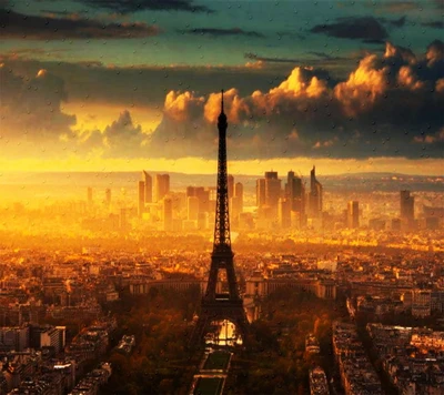 Vue imprenable sur le coucher de soleil à Paris avec la Tour Eiffel et des nuages dramatiques