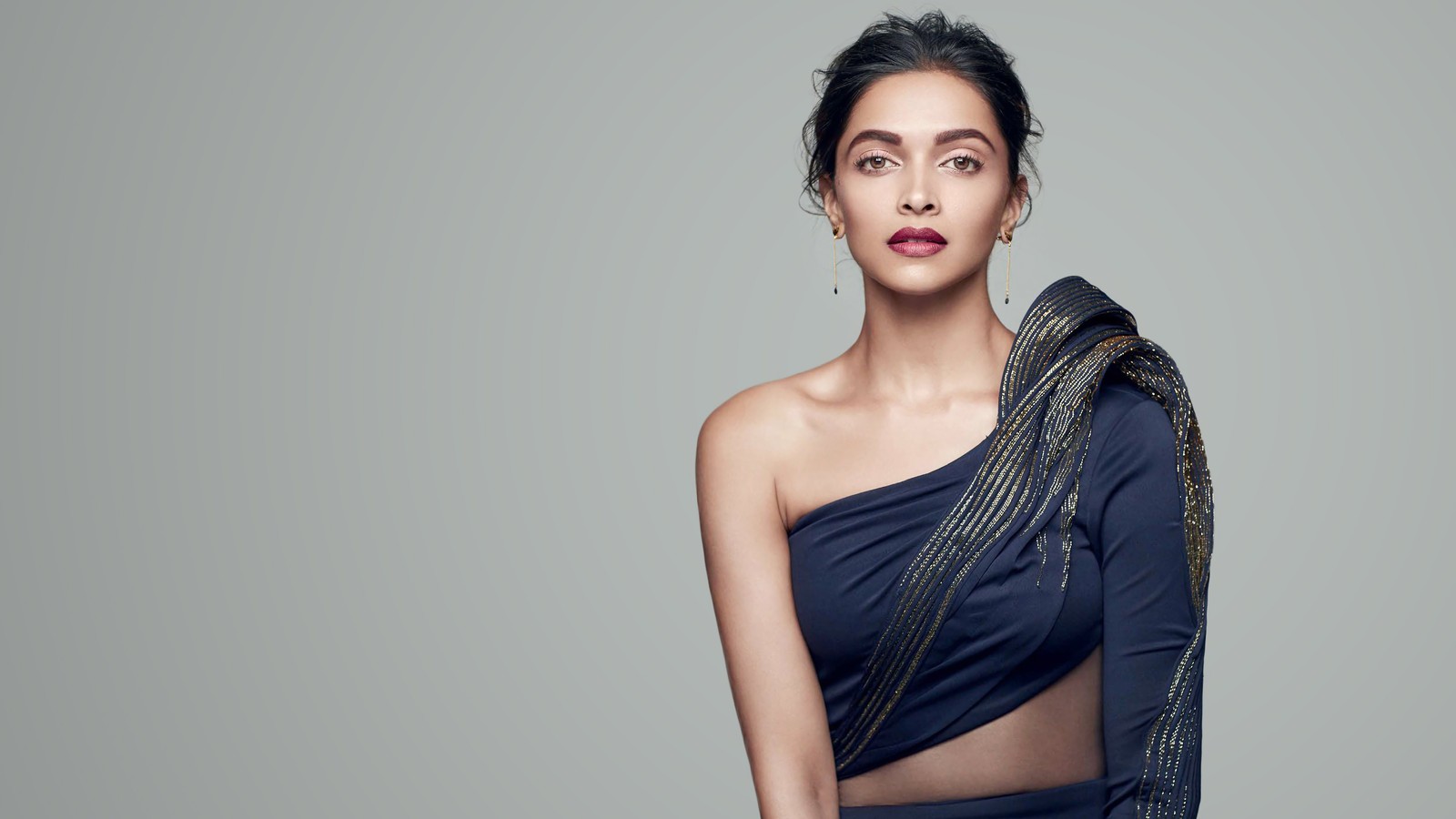 Deepika pannula en un sari bleu et un haut doré (deepika padukone, célébrité, actrice, bollywood, brunette)