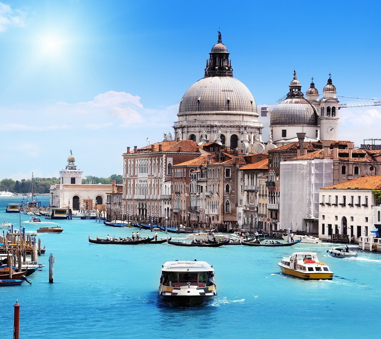 Vista aérea de uma cidade com muitos barcos na água (itália, veneza, venezia)