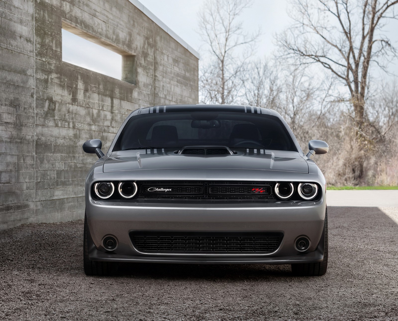 Gros plan d'une voiture garée devant un bâtiment (auto, voiture, challenger, dodge, avant)