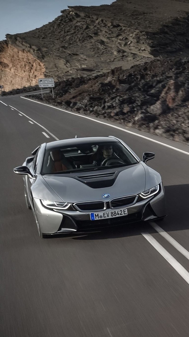 Bmw i8 родстер едет по дороге с горами на заднем плане (bmw, электрический, гибрид, i8, роскошь)