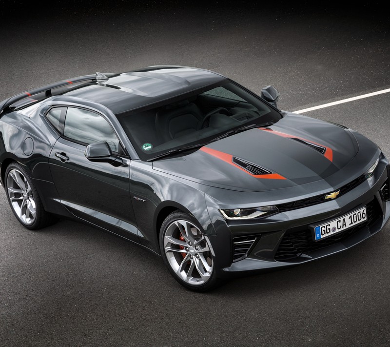 Крупный план черного автомобиля с красной полосой на капоте (авто, camaro, машина, chevrolet, шеви)