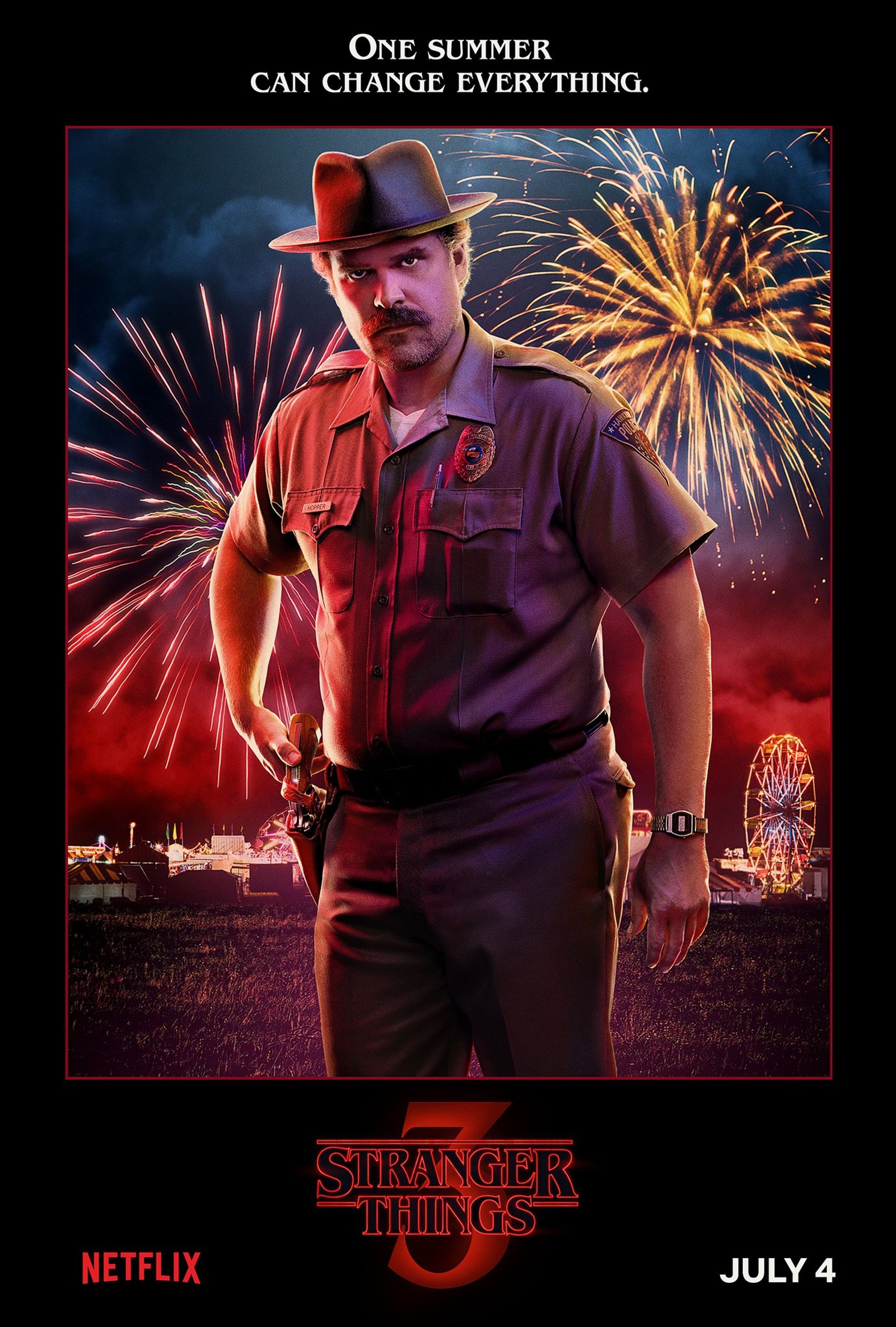 Un primer plano de un cartel de un hombre con sombrero y uniforme (chief hopper, hombre, netflix, cartel, temporada 3)