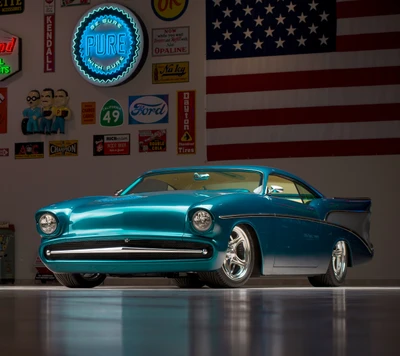 Klassischer Chevrolet Bel Air in lebhaftem Türkis mit retro Neonschild und Americana-Dekor.