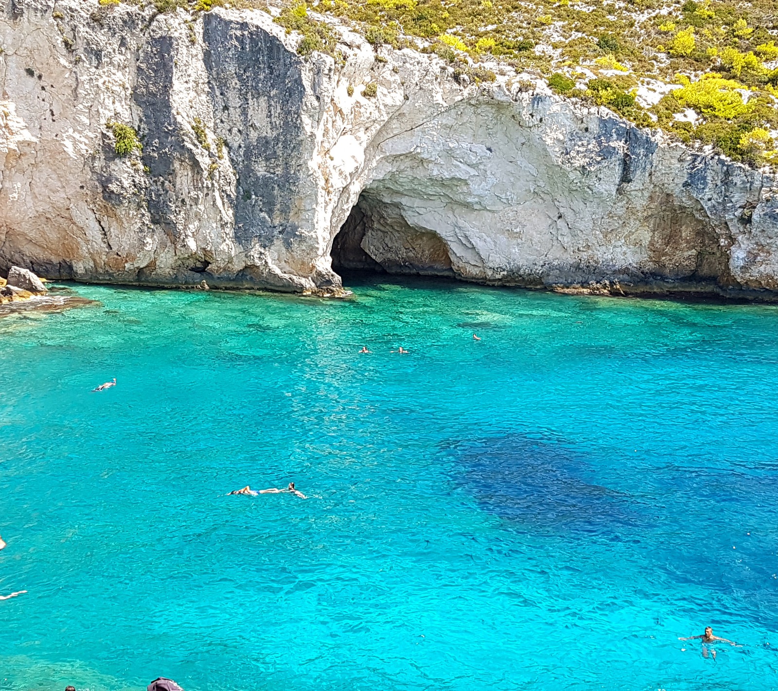 There are many people swimming in the blue water of the ocean (nature, sea, zak)