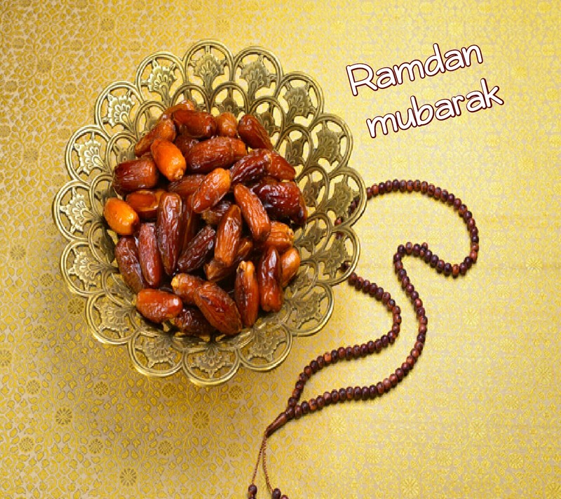 Арабские финики в миске с четками на столе (рамадан мубарак, ramdan mubarak, обои)