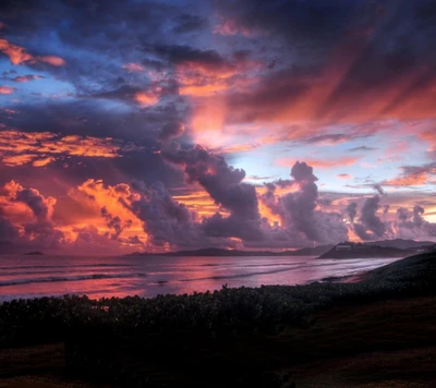 Lebhafter Sonnenuntergang über einer ruhigen Strandlandschaft