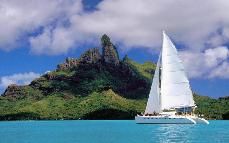 Парусная лодка в океане с горами на заднем плане (бора бора, bora bora, парусник, лодка, парус)