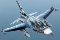 Tarnfähiger F-16-Kampfflugzeug, das über ruhige Gewässer schwebt und ein fortschrittliches militärisches Flugzeugdesign zeigt.