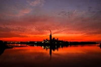 Reflejos del crepúsculo sobre un paisaje industrial silueteado