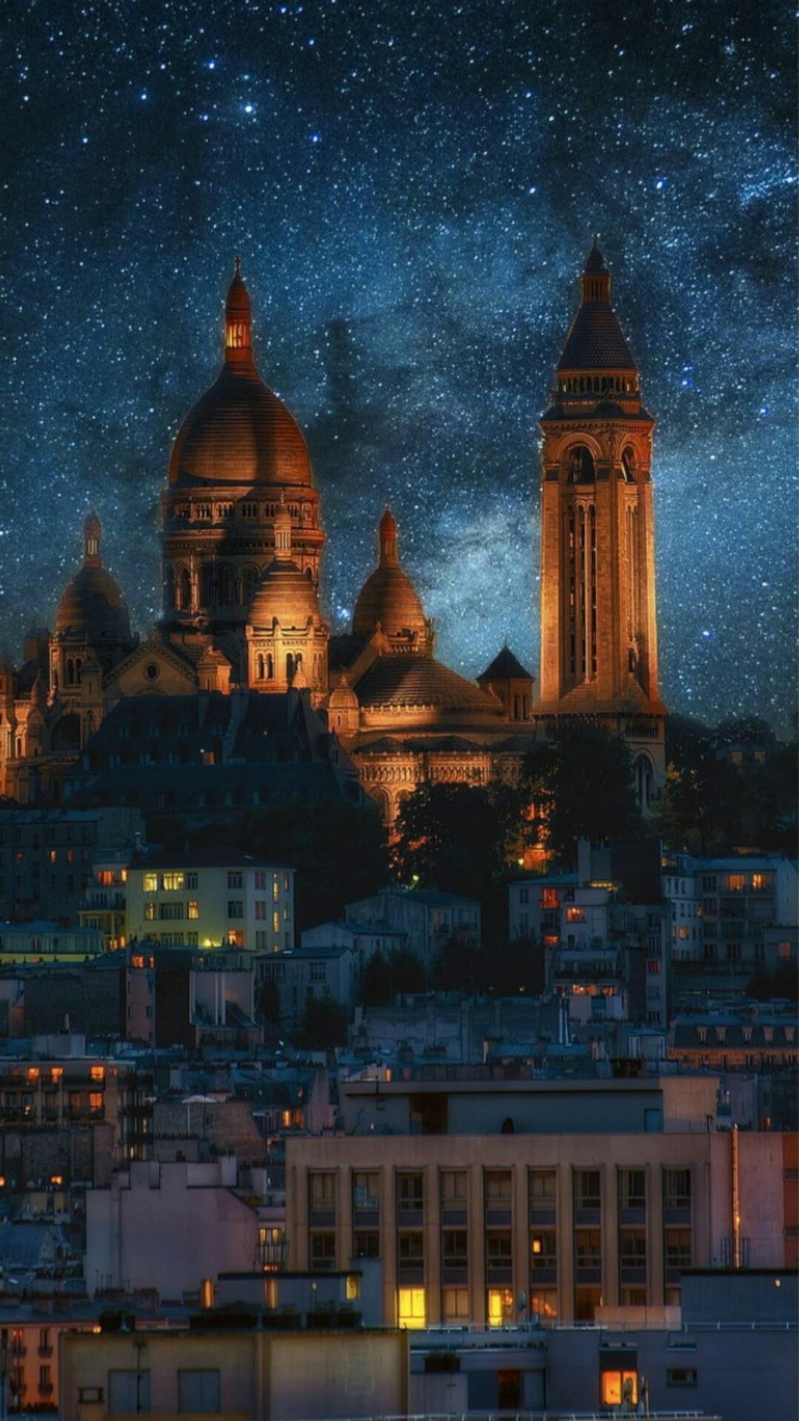 Cielo estrellado de noche sobre una ciudad con una iglesia y un campanario (nube, edificio, mundo, crepúsculo, arquitectura)