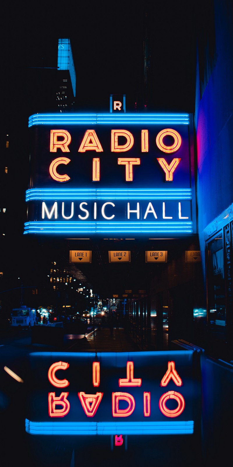 Знак музыкального зала города, освещенный ночью (рокфеллер центр, rockefeller center, неоновая вывеска, текст, здание)