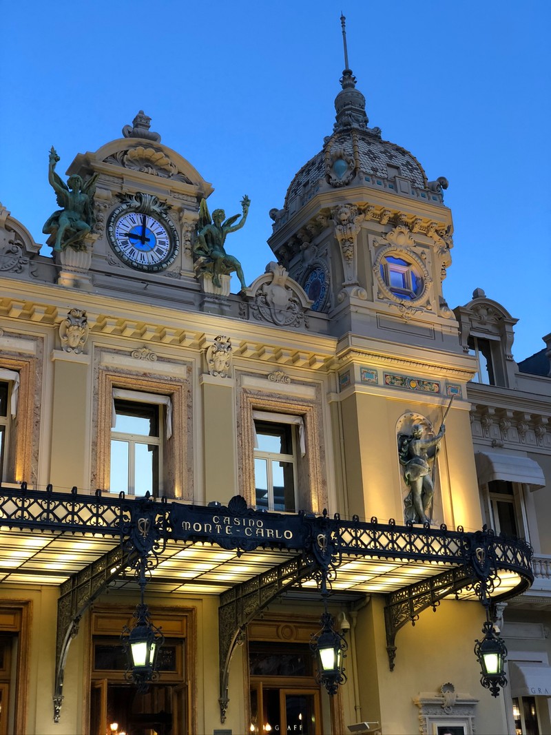 Арабское здание с часами на его фасаде (monte carlo casino, классическая архитектура, достопримечательность, туризм, византийская архитектура)