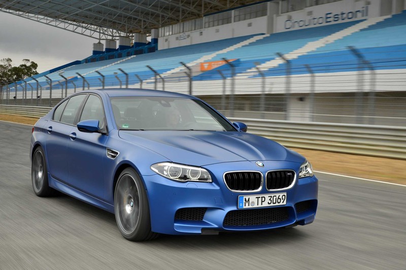 Синий bmw m5 едет по трассе (bmw m6, bmw, машина, спортивный автомобиль, bmw x1)