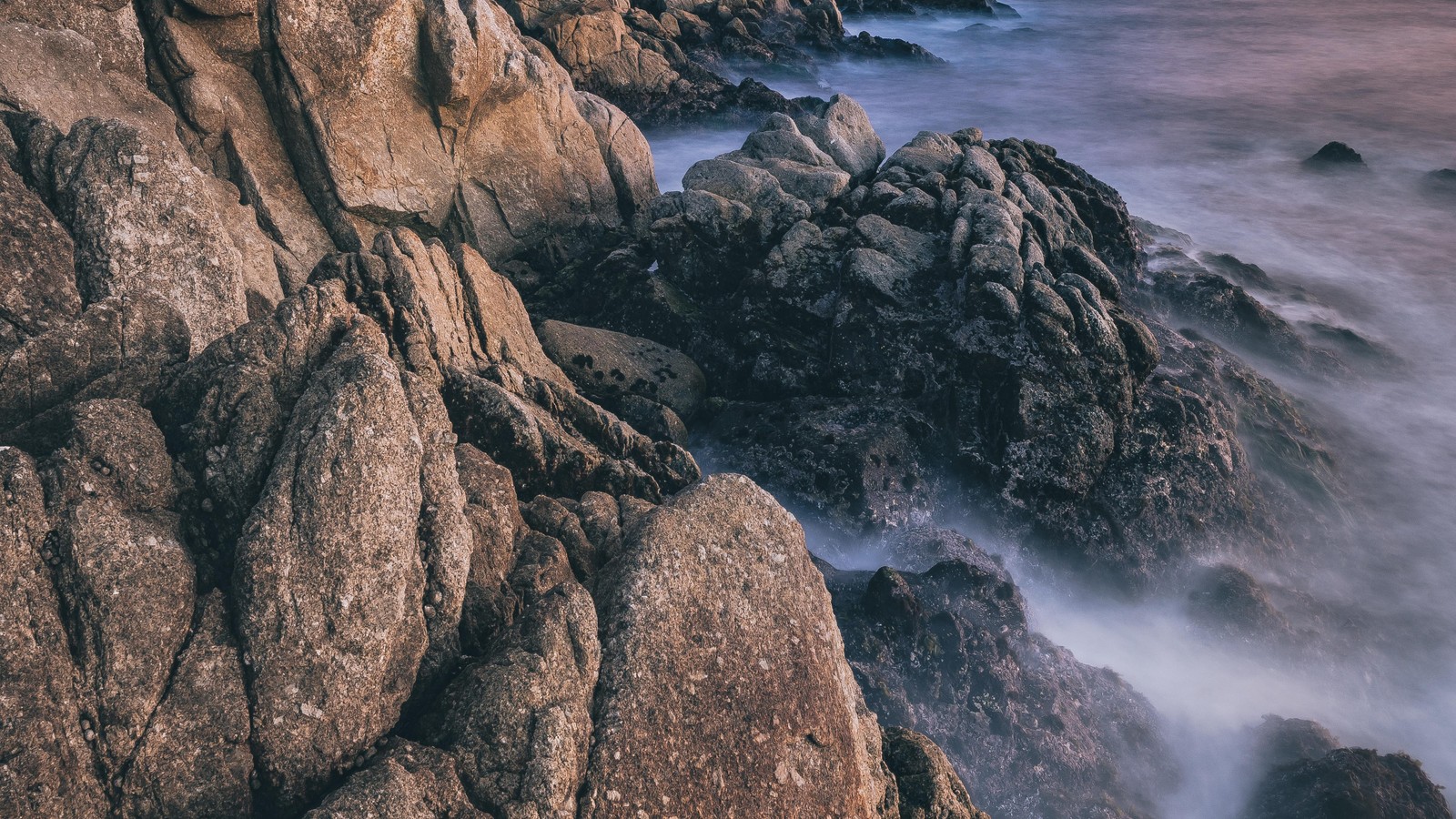 Costa rochosa com ondas quebrando contra as rochas e um farol (natureza, rocha, água, penhasco, paisagem natural)