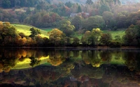 Reflexiones tranquilas de la vegetación otoñal en el lago Tipsoo