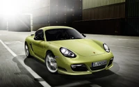 Porsche Cayman en jaune vif, mettant en avant un design élégant et des performances dynamiques.