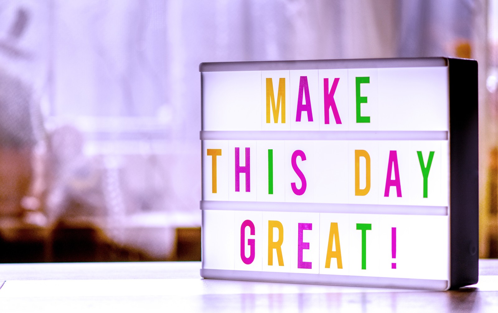 Une boîte lumineuse qui dit 'faites de ce jour un grand jour' (make this day great, boîte lumineuse cinématographique, motivationnel, encouragement, 5k)