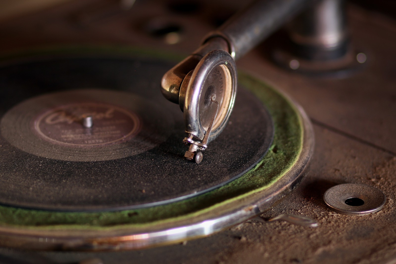 Nahaufnahme eines plattenspielers mit einem metallgegenstand (phonograph, schallplatte, metall, digitale kunst, grammophon)