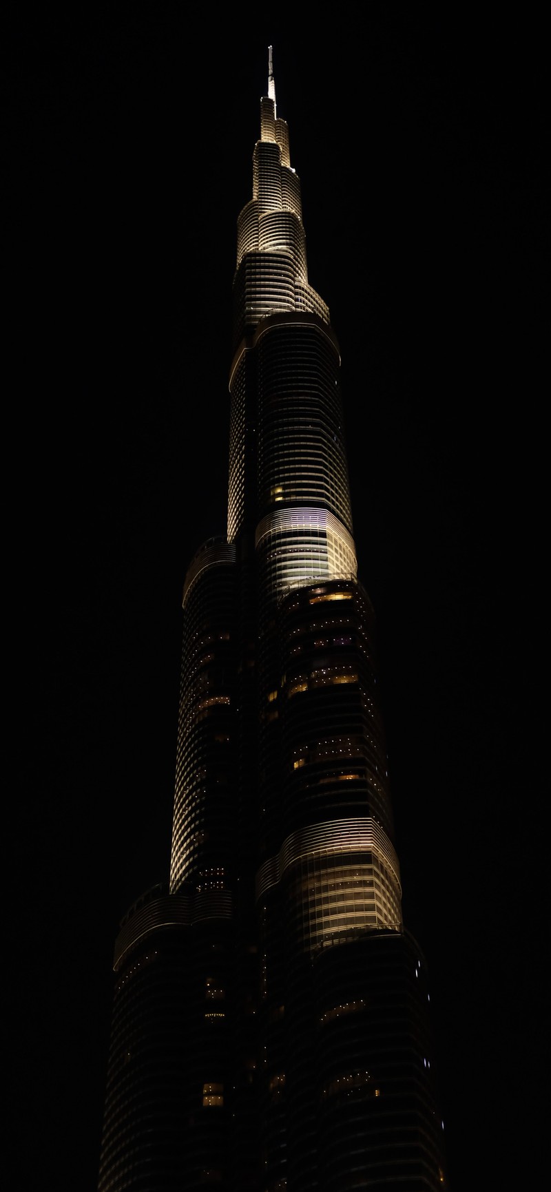 Фотография высокого здания, освещенного ночью (burj khalifa, небоскреб, здание, высотное здание, башня)