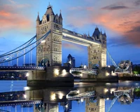 Ponte da Torre iluminada com reflexos ao crepúsculo