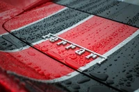 Gotas de chuva em um Ferrari vermelho: Elegância em movimento