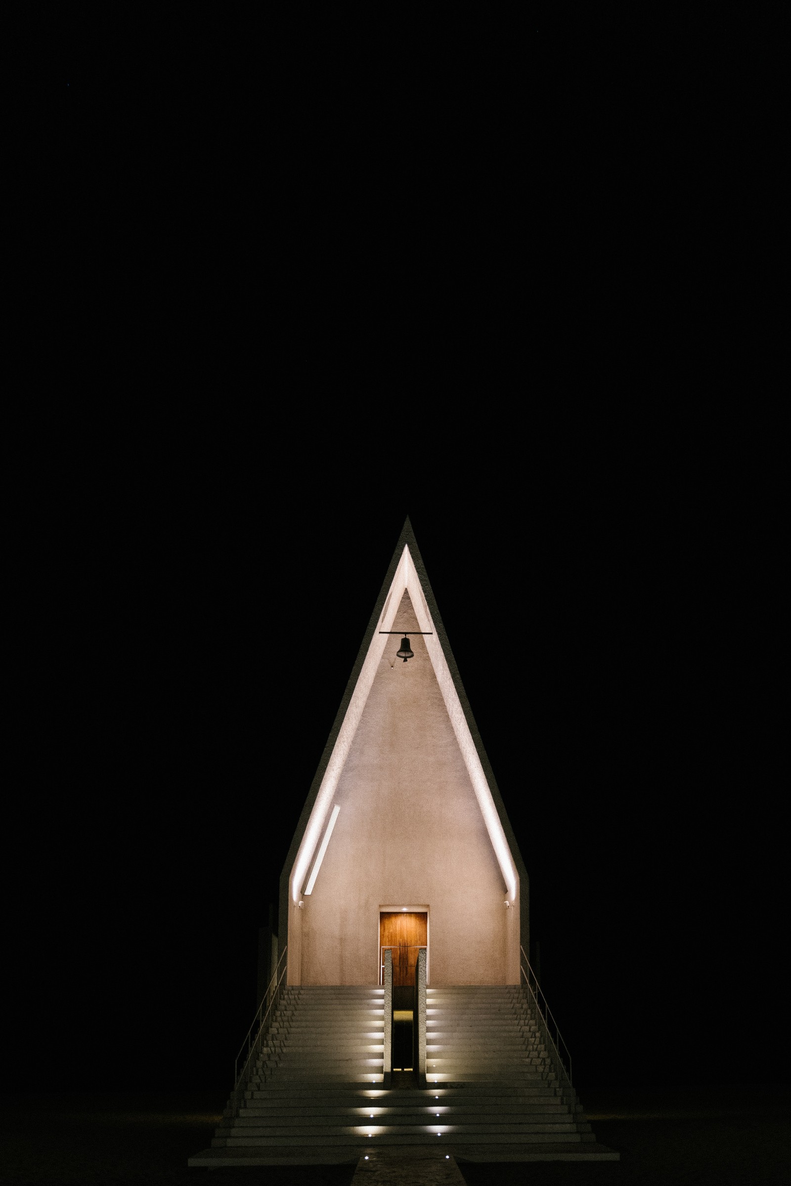 Vista aérea de uma pequena igreja iluminada à noite (noite, pirâmide, escuridão, iluminação, arquitetura)