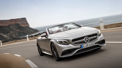 Mercedes-Benz S63 AMG Cabriolet : Une voiture de performance luxueuse sur les routes côtières