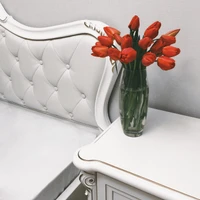 Elegante jarrón de tulipanes rojos en un ambiente interior elegante