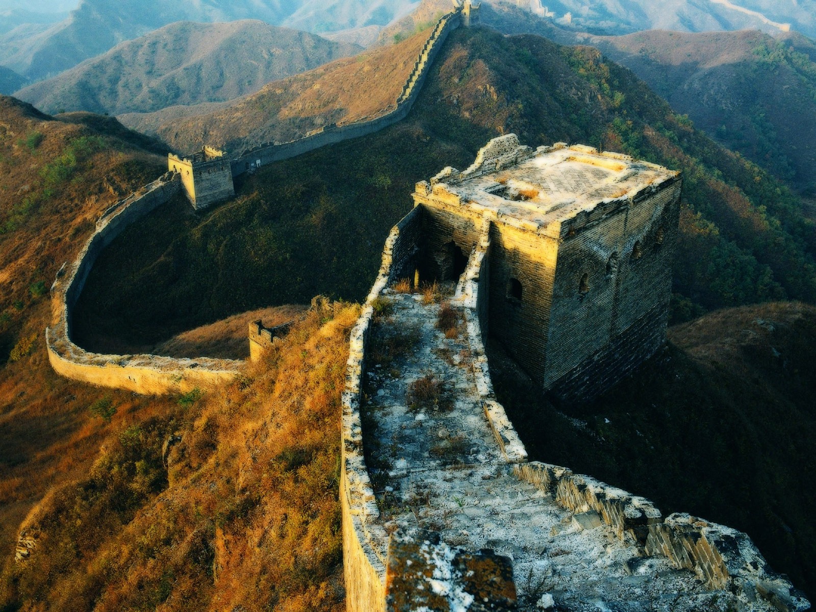 Vue de la grande muraille de chine depuis le sommet d'une colline (grande muraille de chine, montagne, roche, formation, géologie)