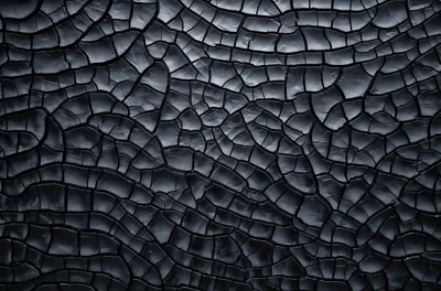 Texture noire complexe : une exploration monochrome des motifs fissurés