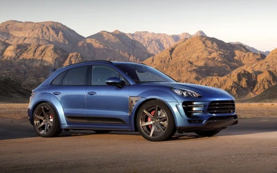 Porsche Macan en azul llamativo contra un fondo montañoso