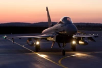 Eurofighter Typhoon al atardecer: un avión de combate multirrol listo para despegar