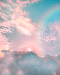 Lebendige rosa Wolken und Regenbogen im Sonnenlicht