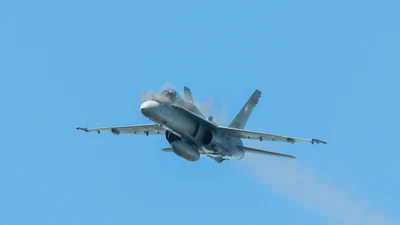 Boeing F/A-18E/F Супер Хорнет в полете во время взлета