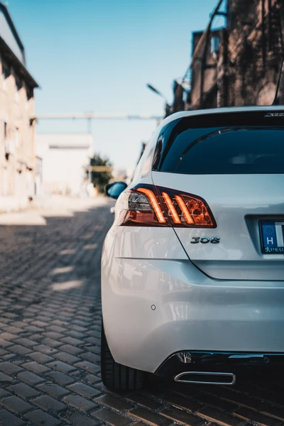 Peugeot 308: Стильный семейный автомобиль с характерным освещением