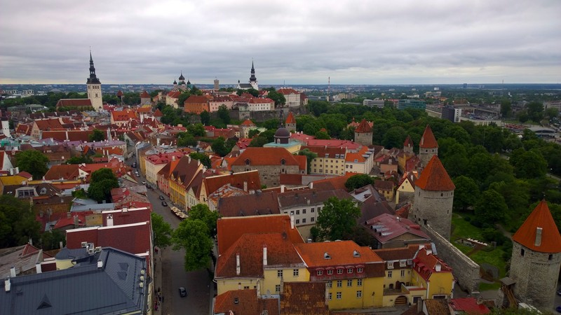 Арафед вид города с церковью и церковной башней (жилой район, городская территория, панорама, векторная графика, небо)