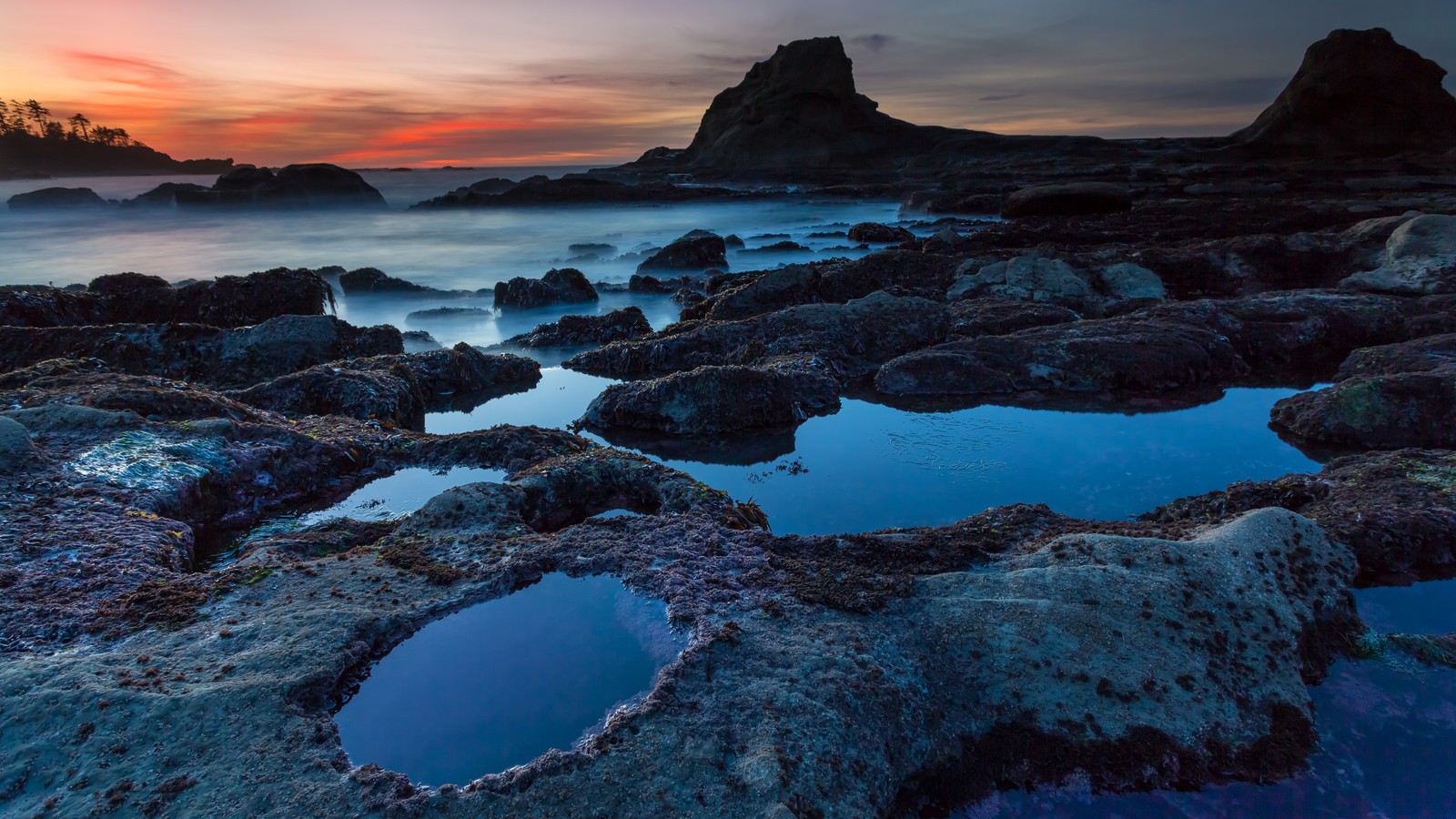 Une vue d'une plage rocheuse avec une mare d'eau (imac, nature, eau, mer, la côte)