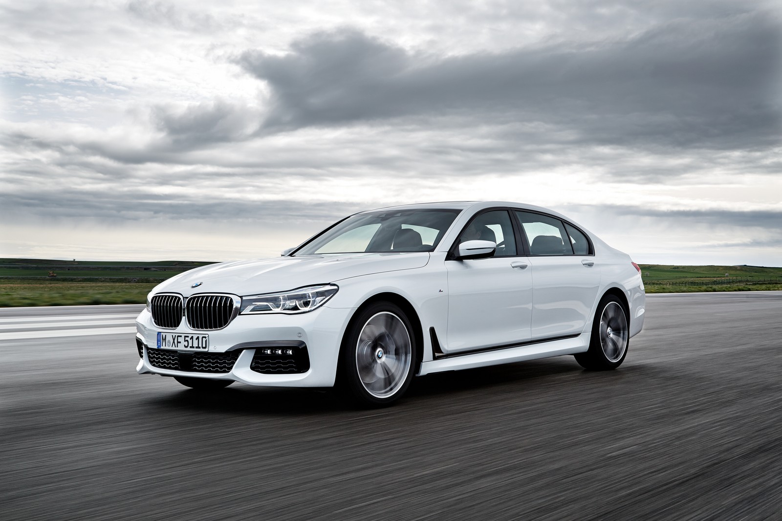 Sedán bmw blanco conduciendo por una carretera bajo un cielo nublado (coche, coche de alto rendimiento, coche ejecutivo, coche de lujo, 2016)