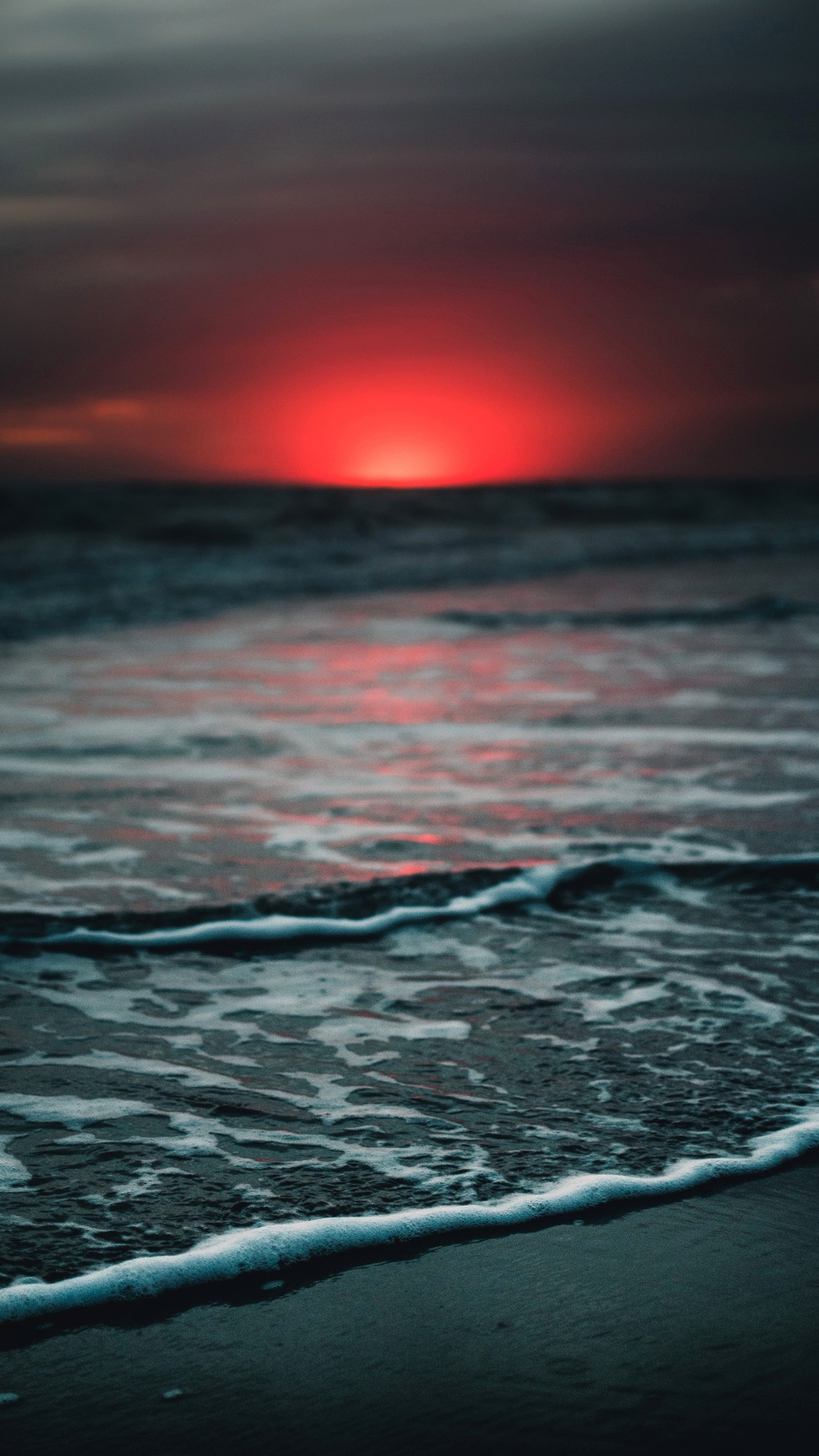 Vue aérienne d'un coucher de soleil sur l'océan avec des vagues (mer, eau, atmosphère, ressources en eau, nuage)